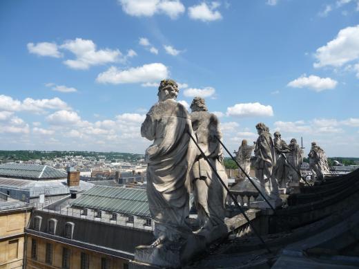 Statues sur la cour de la Chapelle, mai 2010,©Ph.Cachau 