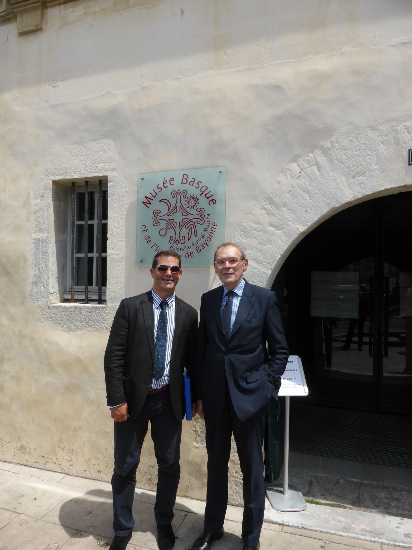 Philippe Cachau et Jean-Jacques Aillagon devant le Musée basque de Bayonne, juillet 2016