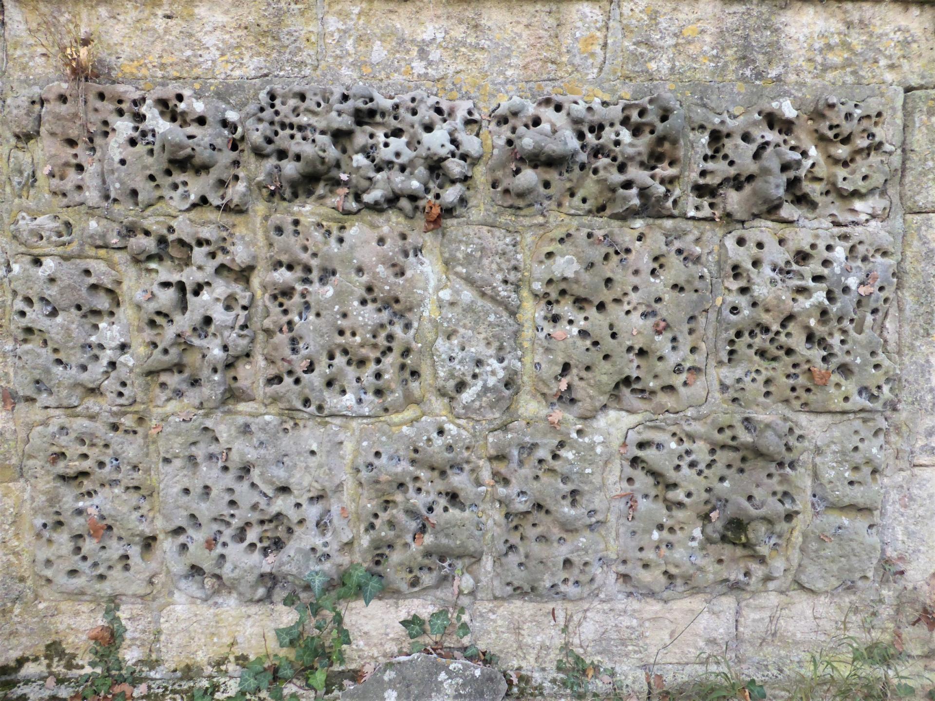 François Mansart : Panneau vermiculé en grès de Fontainebleau, milieu XVIIe, cl. Ph. Cachau